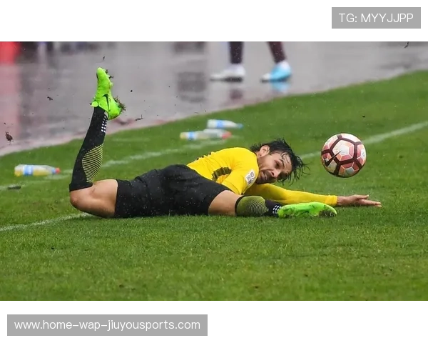 河南队古斯塔沃禁区前沿拉弓,远射直挂上角